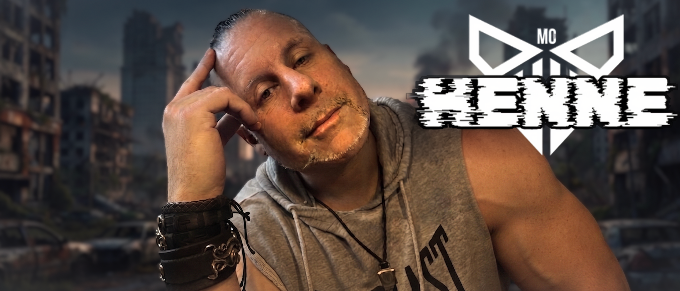 Porträt von MC Henne in einem ärmellosen Hoodie, den Kopf auf die Hand gestützt vor einem verschwommenen urbanen Hintergrund, mit dem MC Henne Logo.
